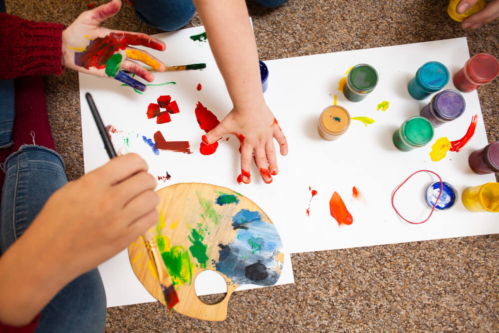 Foto de un niño pintando con pintura