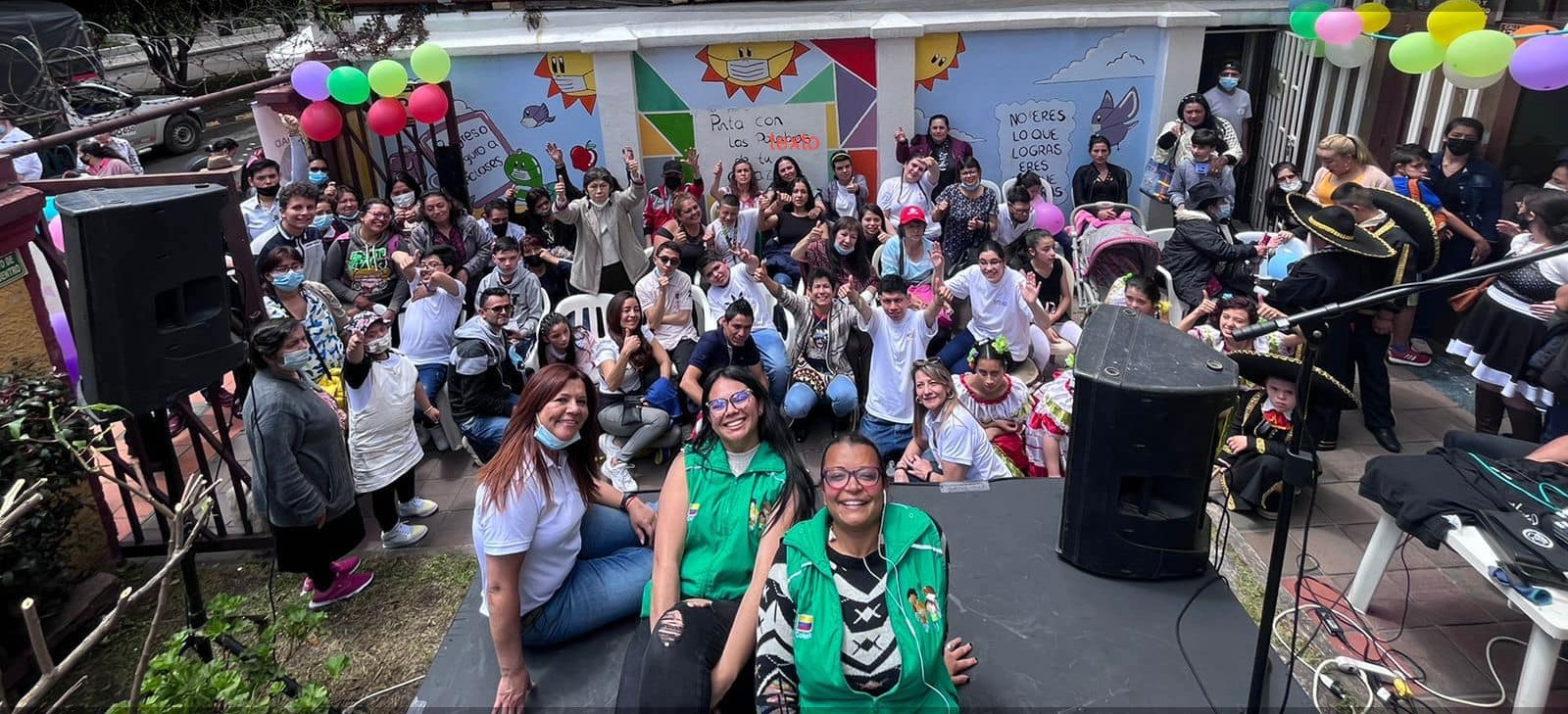 Foto del equipo de frine en el exterior de una casa